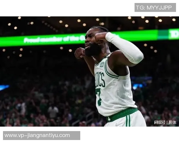 杰伦布朗第三节火力全开8投4中并罚球全中狂砍17分助力球队反击 杰伦布朗第三节火力全开8投4中并罚球全中狂砍17分助力球队反击