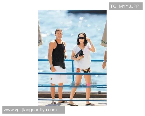 维尼修斯甜蜜晒合照与女友亲密互动幸福笑容尽显爱情甜蜜瞬间