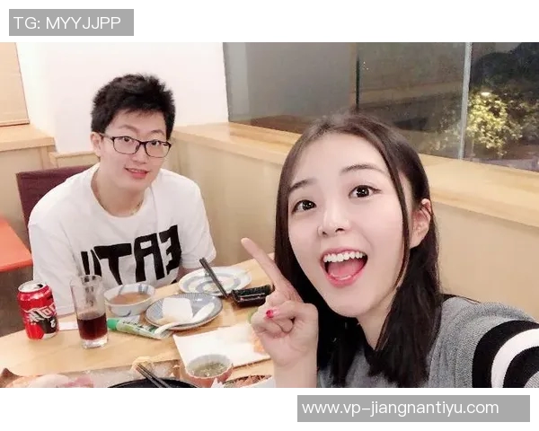 福登女友晒出钻戒引发结婚猜想两人已育有三子女幸福生活曝光